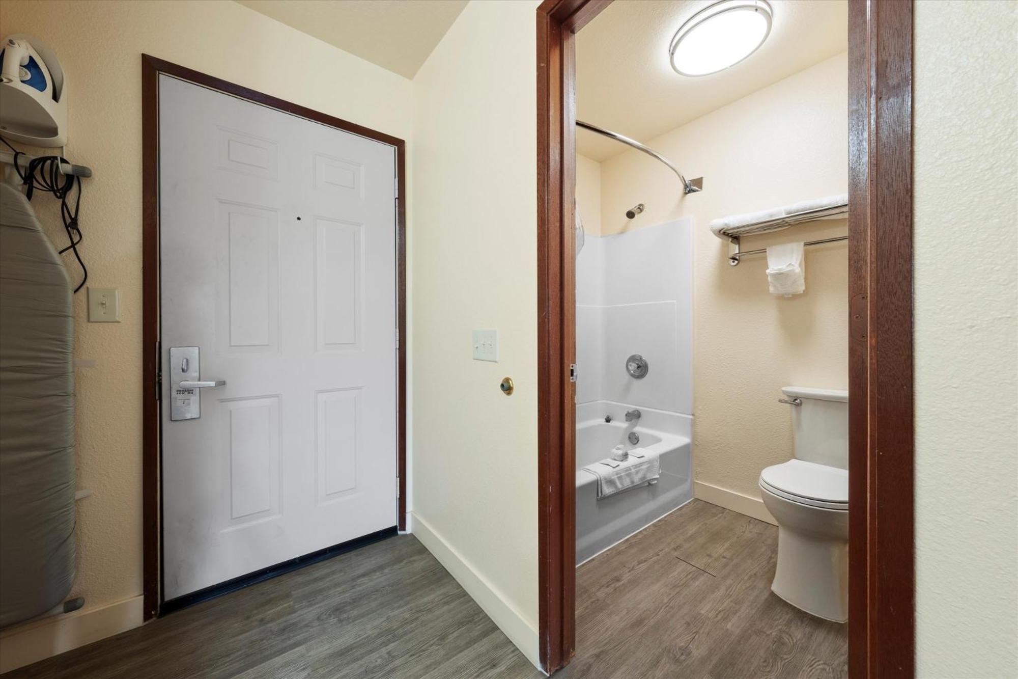 Quincy Inn And Suites Екстериор снимка