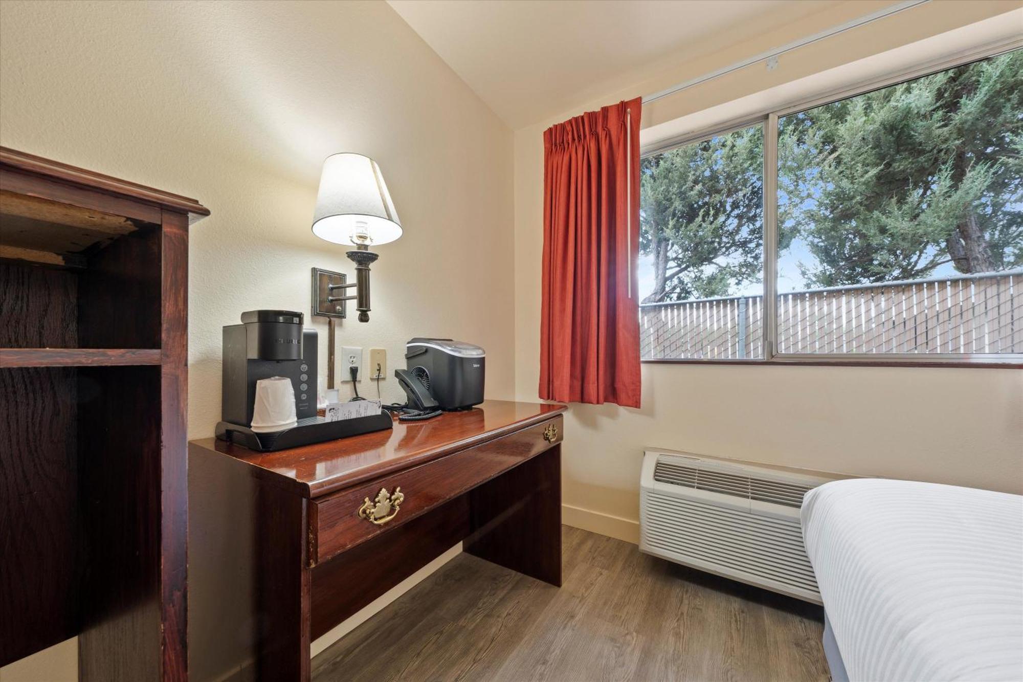 Quincy Inn And Suites Екстериор снимка