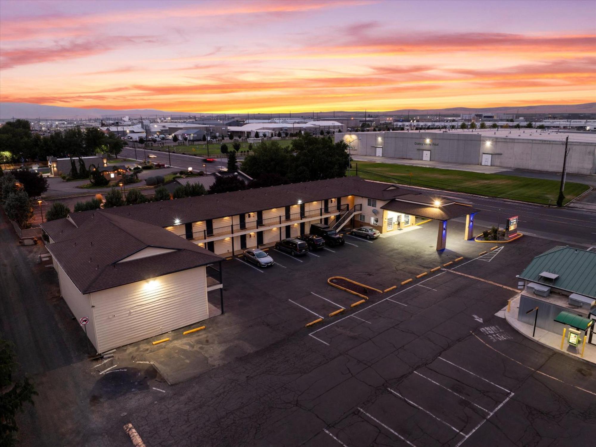Quincy Inn And Suites Екстериор снимка