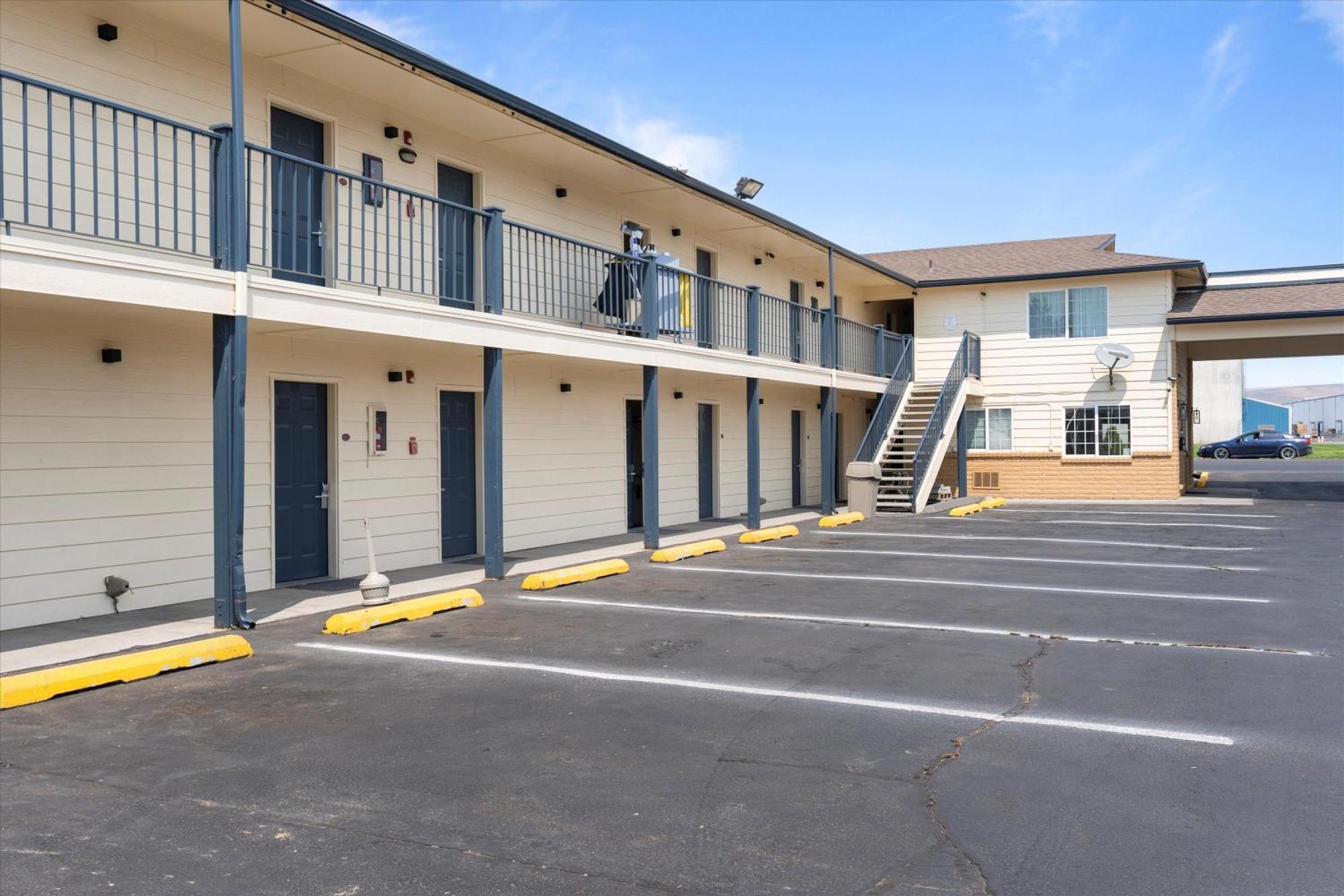 Quincy Inn And Suites Екстериор снимка