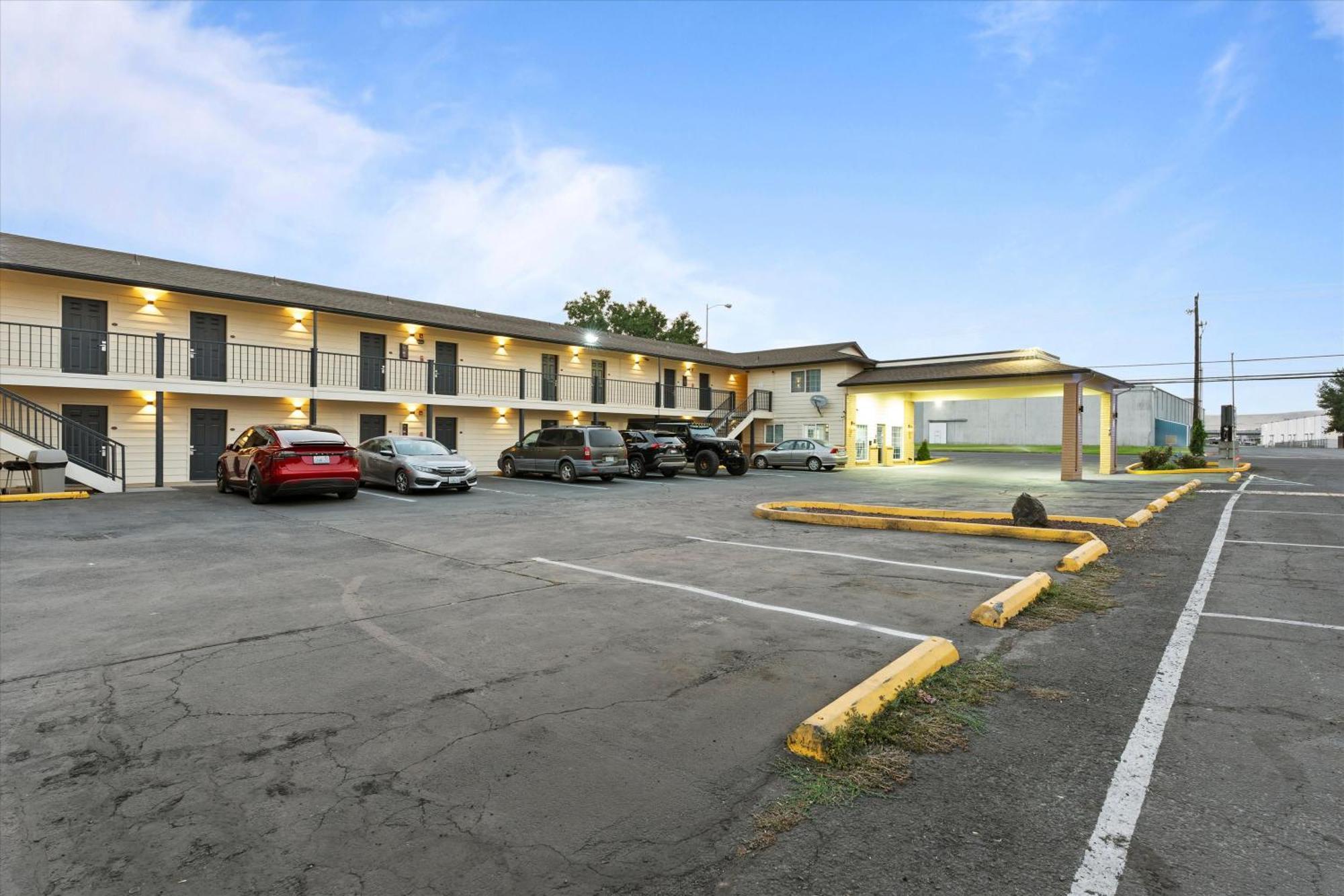 Quincy Inn And Suites Екстериор снимка