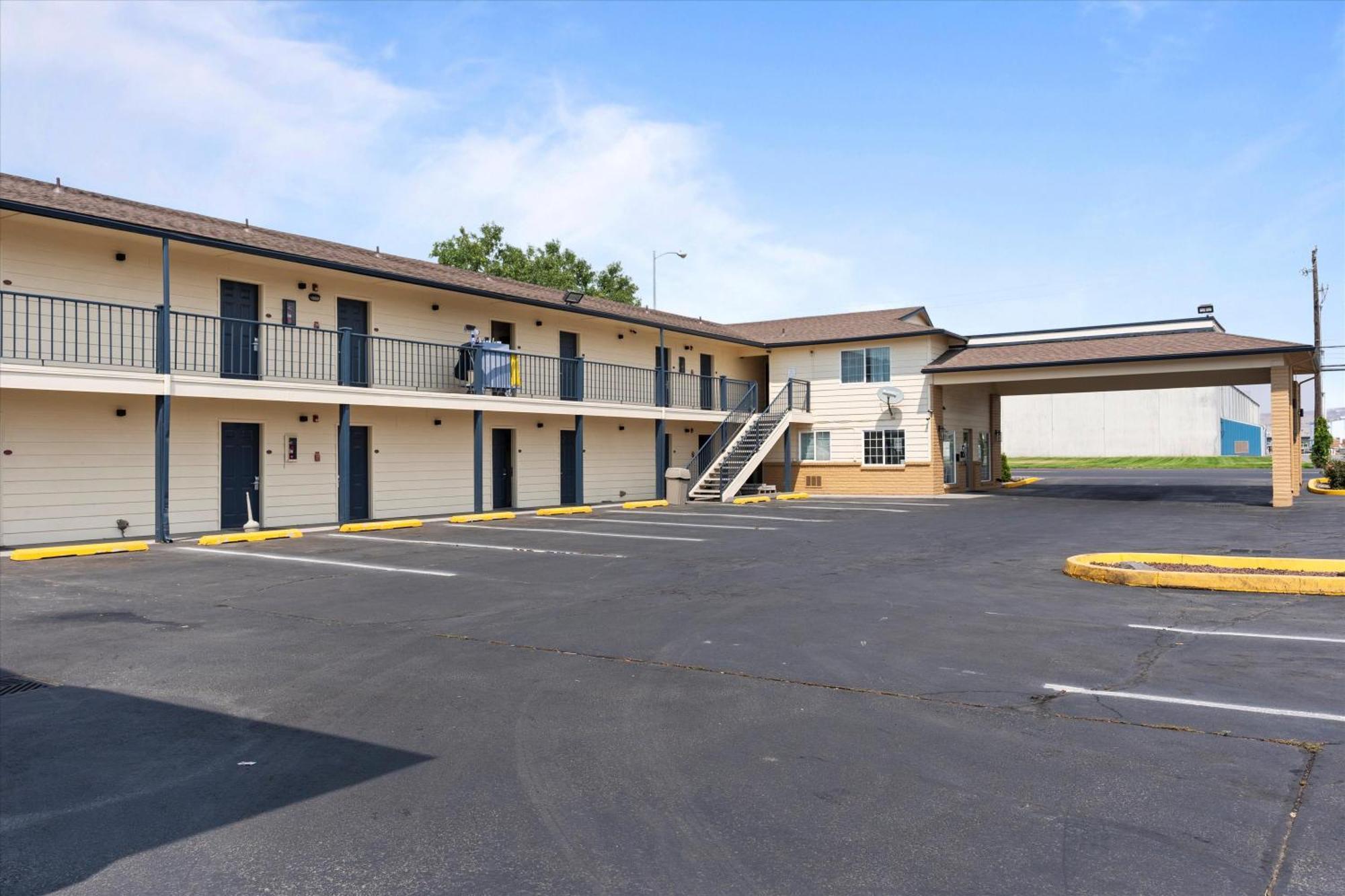Quincy Inn And Suites Екстериор снимка