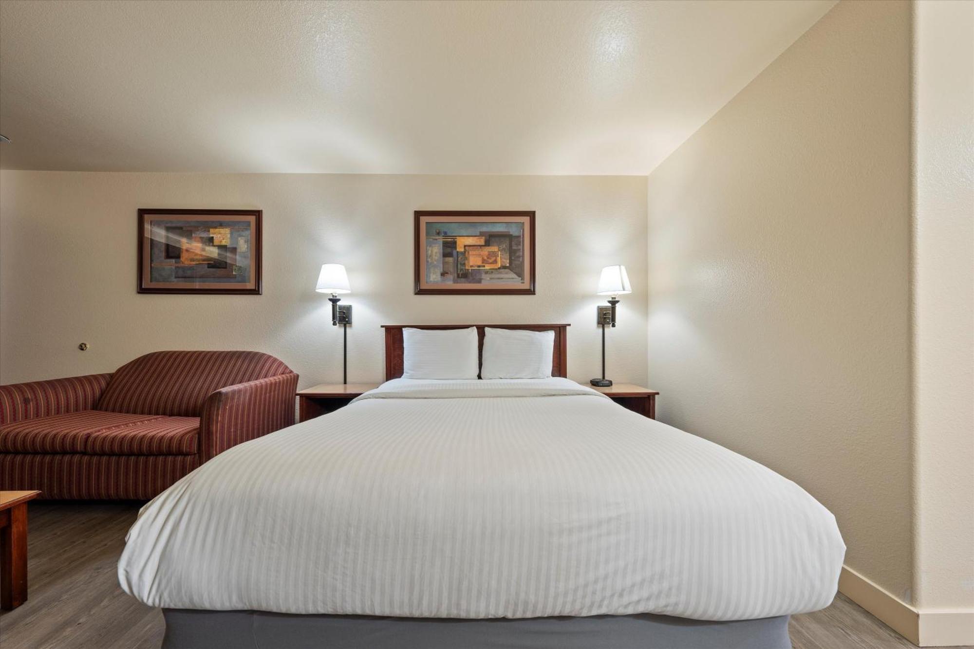 Quincy Inn And Suites Екстериор снимка