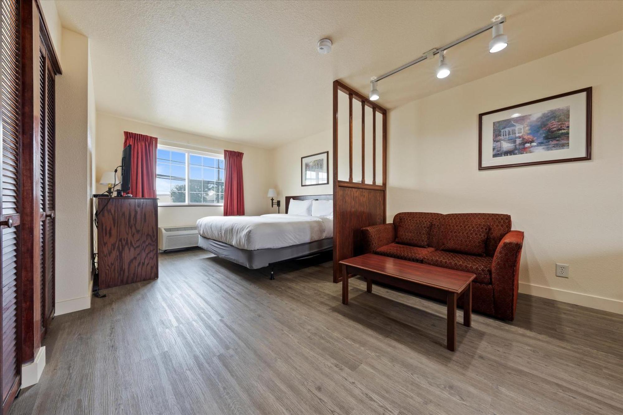 Quincy Inn And Suites Екстериор снимка
