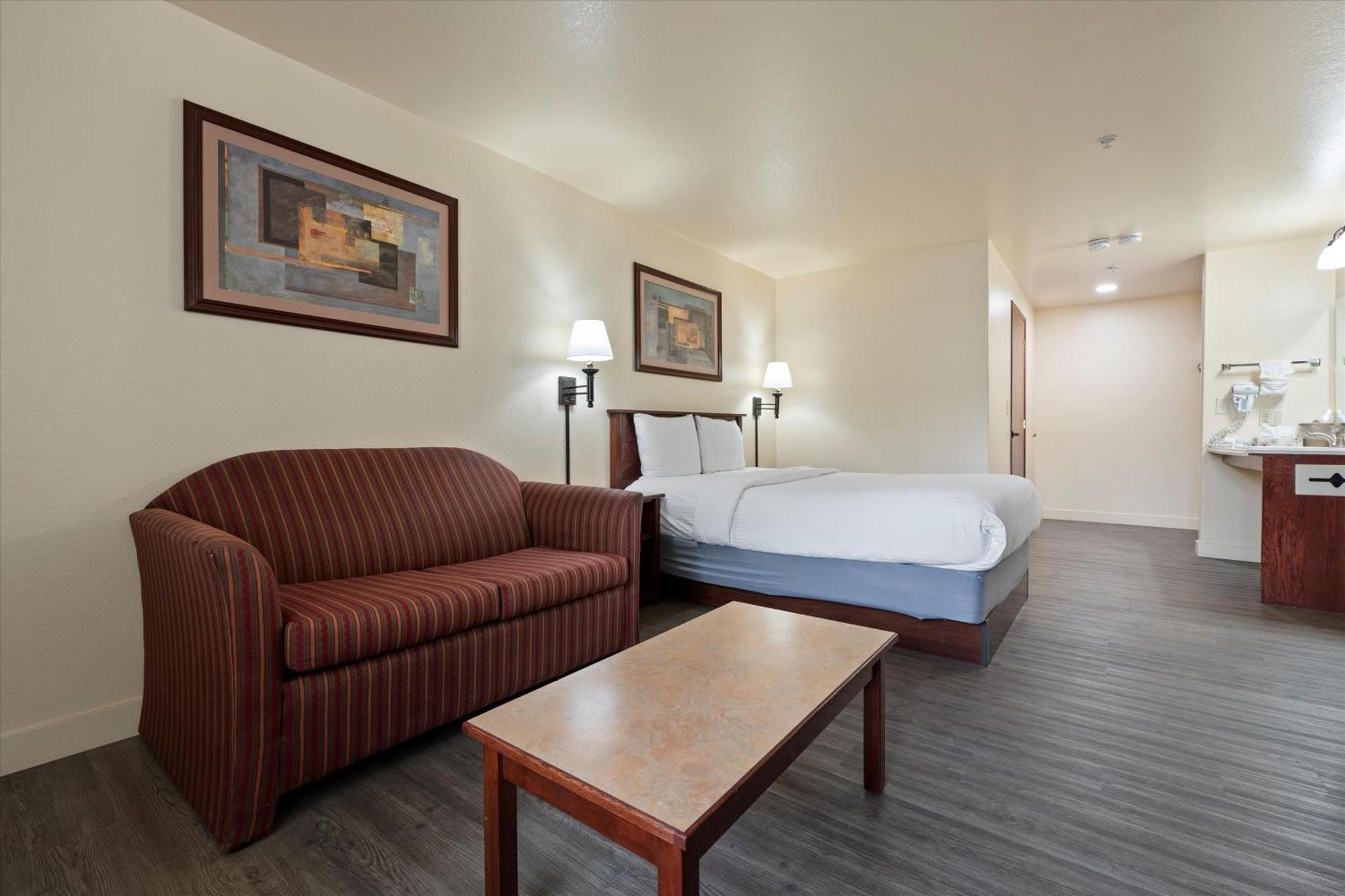 Quincy Inn And Suites Екстериор снимка