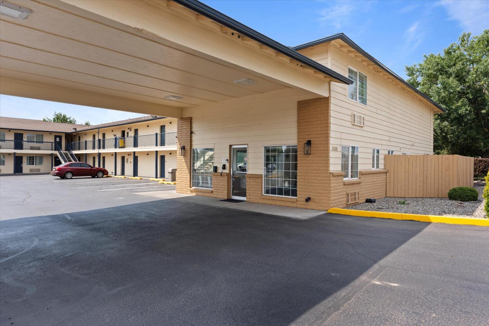 Quincy Inn And Suites Екстериор снимка