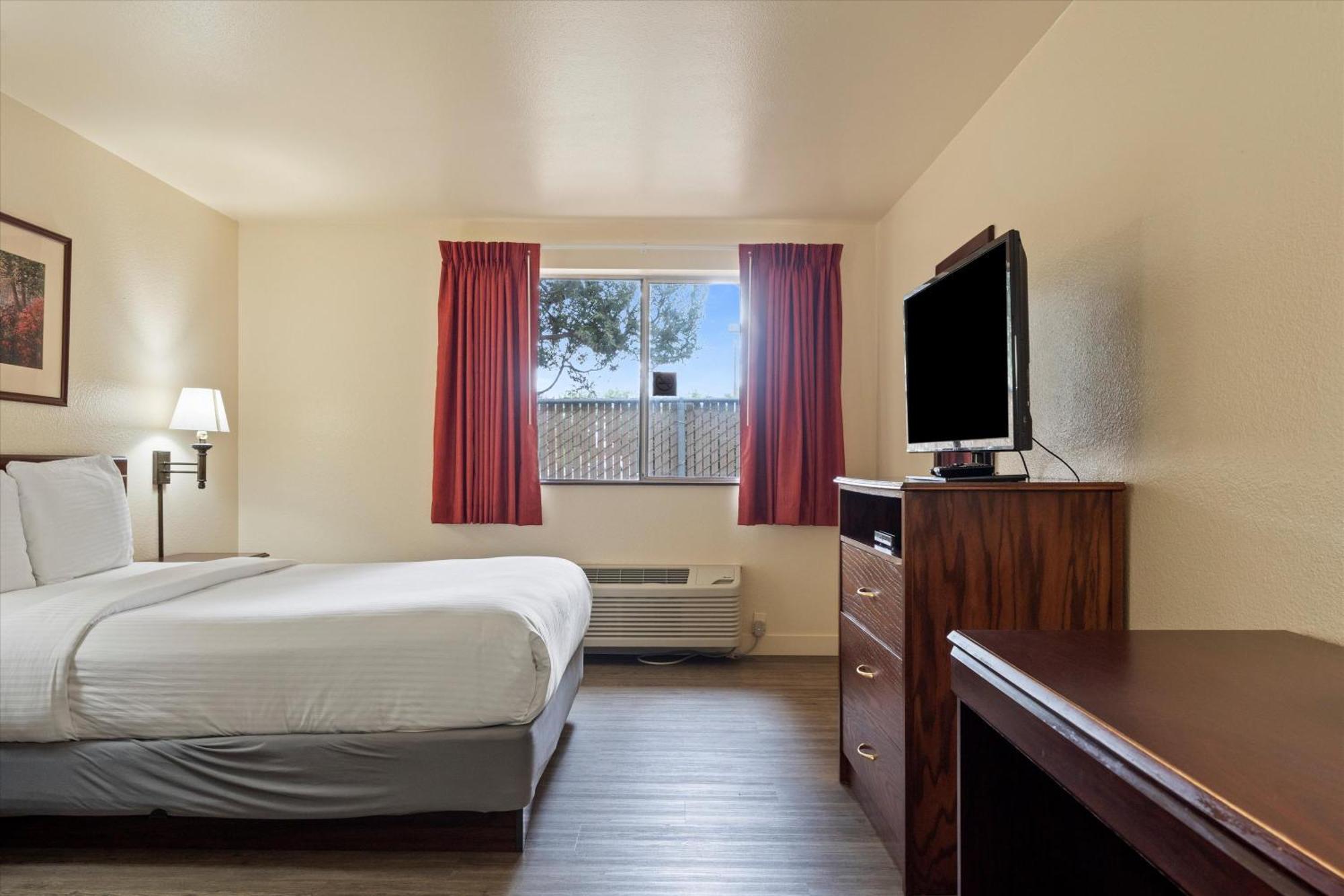 Quincy Inn And Suites Екстериор снимка