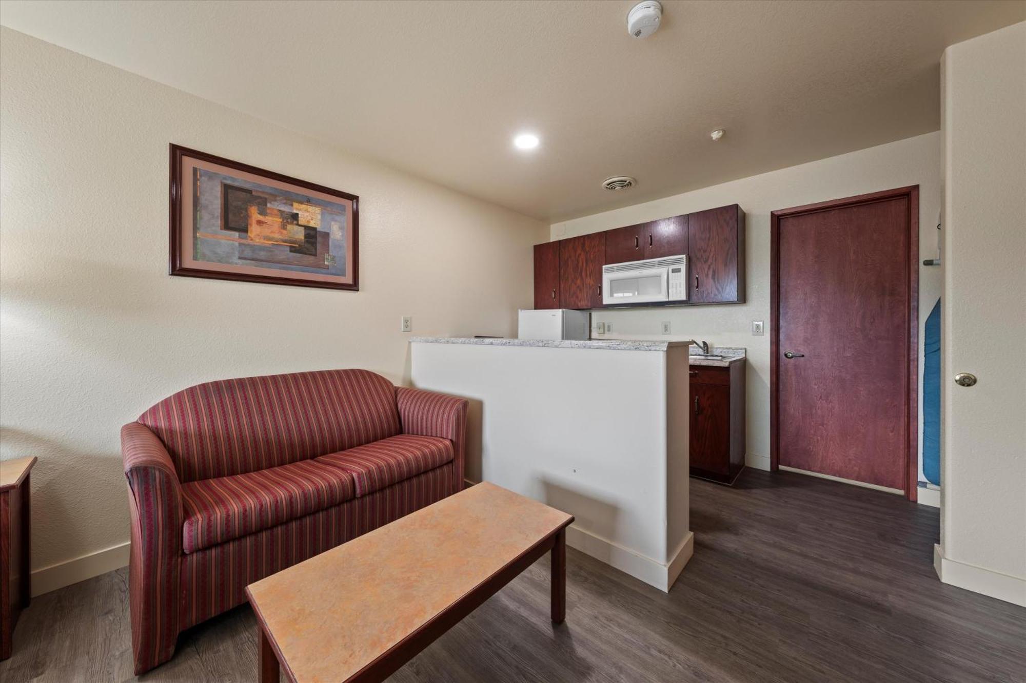 Quincy Inn And Suites Екстериор снимка