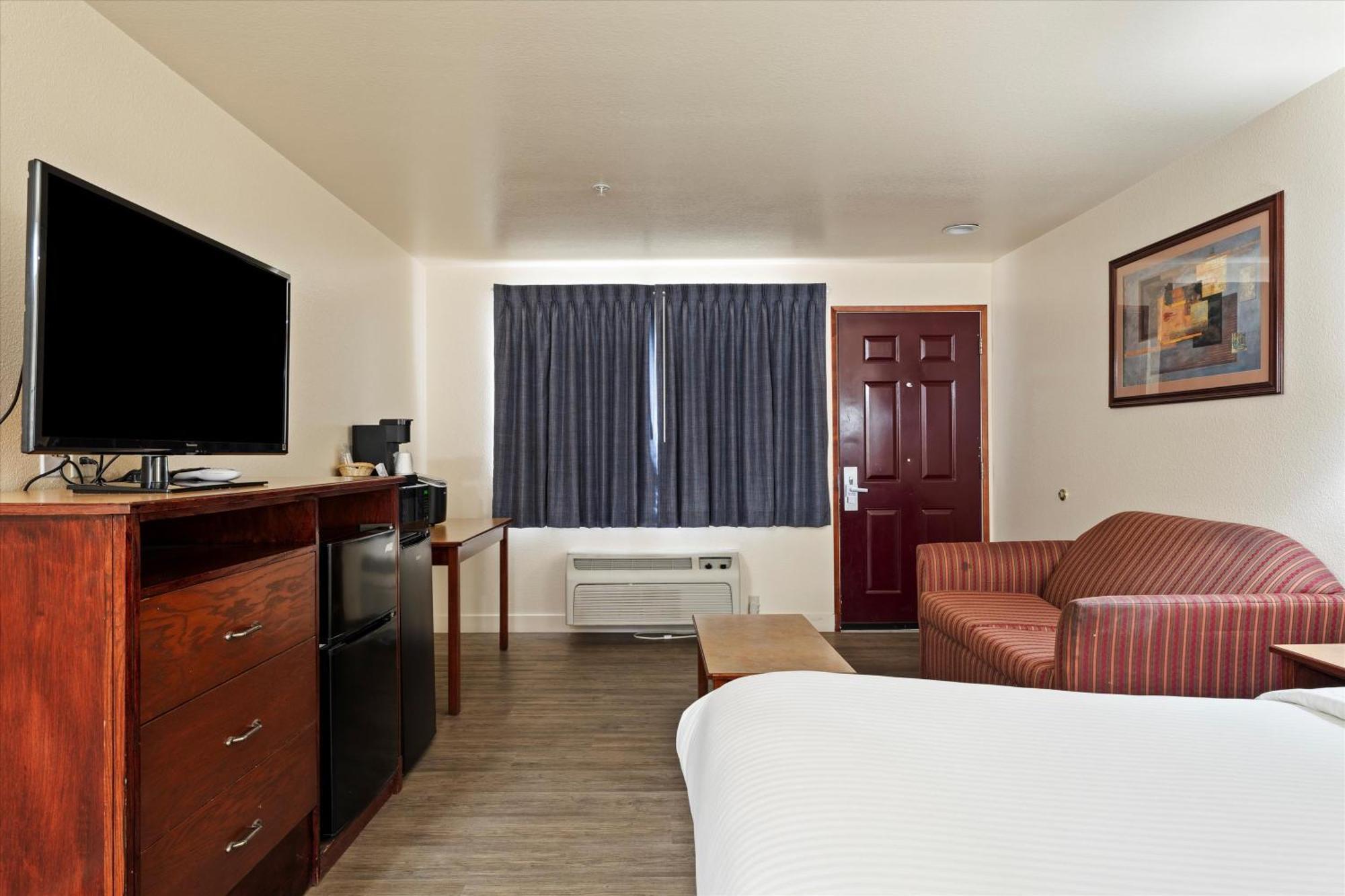Quincy Inn And Suites Екстериор снимка