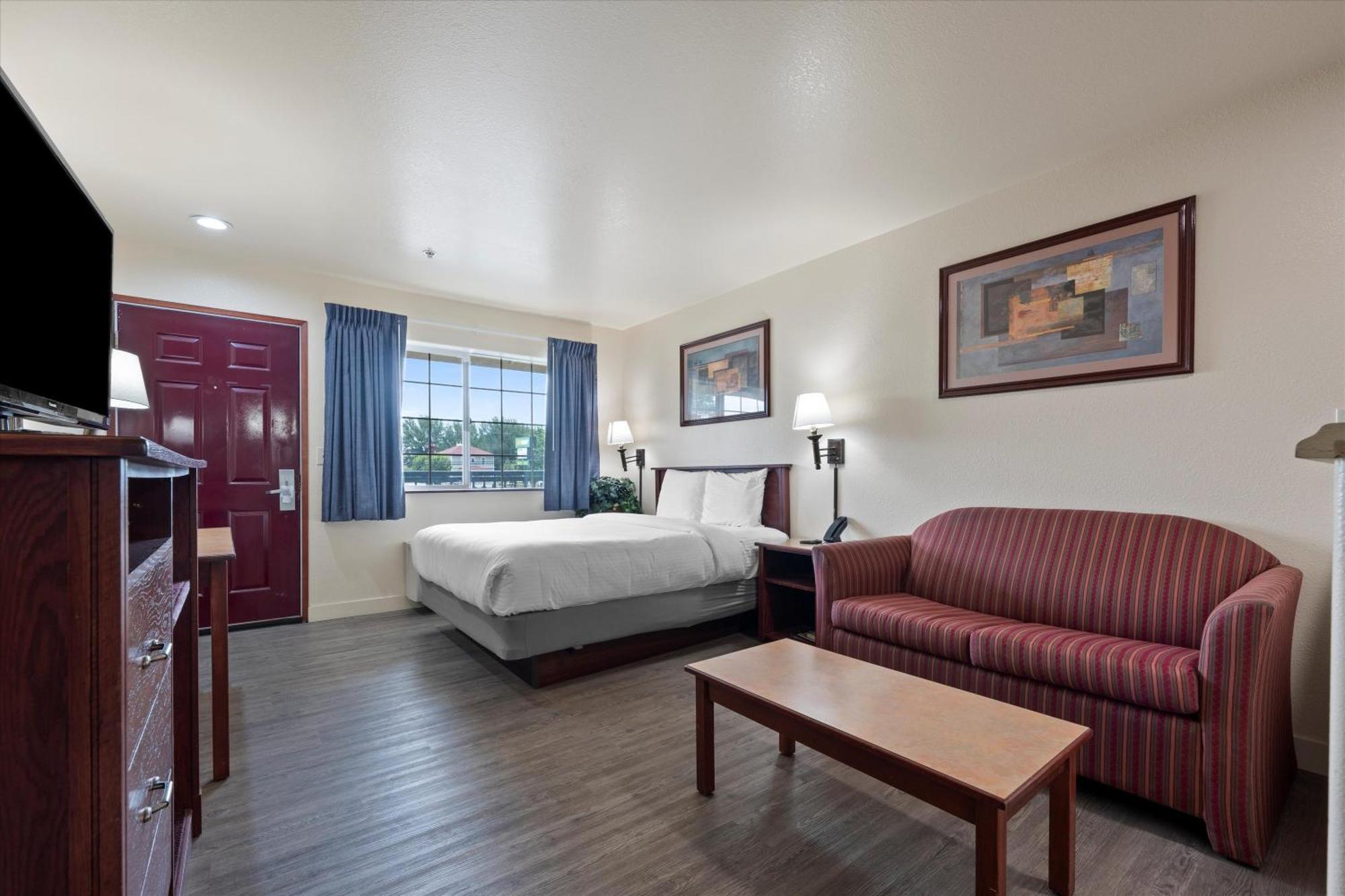 Quincy Inn And Suites Екстериор снимка